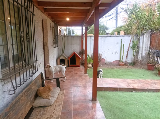 Amplia Casa en Diagonal Santa Elena. Lira (173194)