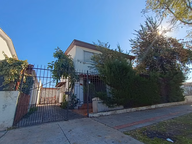 CASA  AMPLIA EN INDPENDECIA CON AMPLIO TERRENO