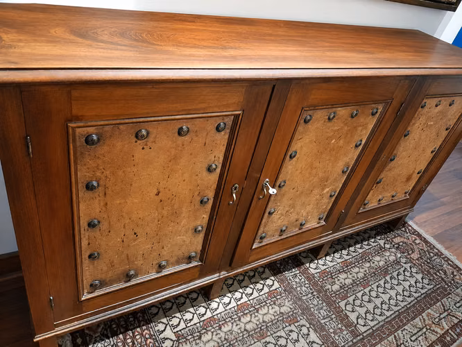 Mueble Aparador / Bahiut de madera con puertas revestidas en cuero