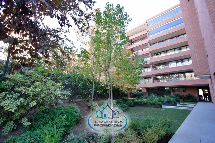 Vende Gran Departamento con jardín privado en Las Condes