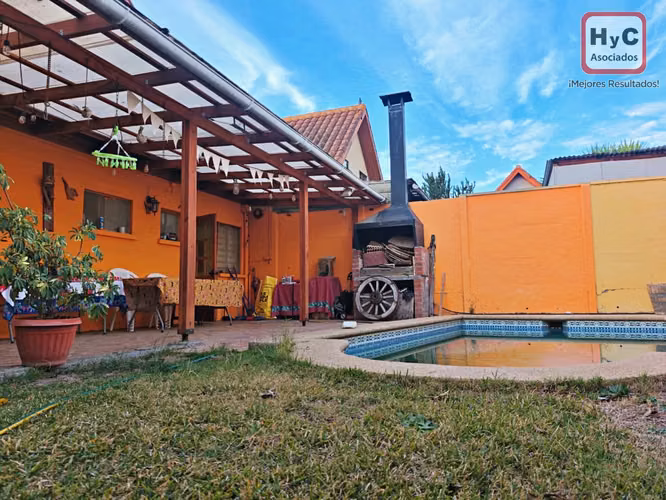 Amplia Casa de 4 Dormitorios 2 Baños con Patio Techado y Piscina