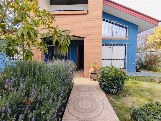 Casa en venta de 4D 2B en La Florida, 1000 mts