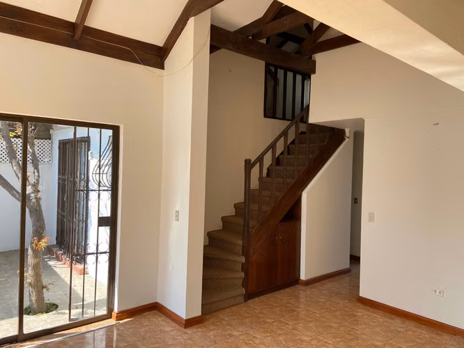 Casa habitación 5 dormitorios, 3 baños, bodega y estacionamiento - Imagen 7