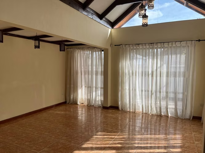 Casa habitación 5 dormitorios, 3 baños, bodega y estacionamiento - Imagen 9
