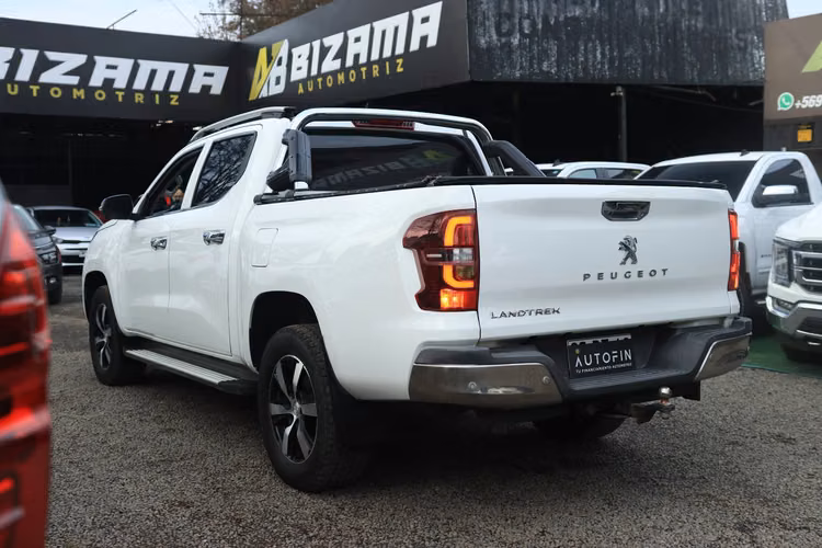 CAMIONETA PEUGEOT LANDTREK AÑO 2022 BENCINERA AUTOMATICA 4X4 1 DUEÑO