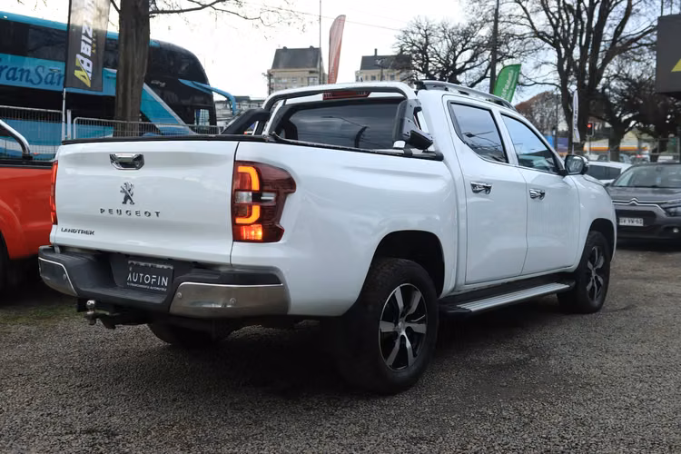 CAMIONETA PEUGEOT LANDTREK AÑO 2022 BENCINERA AUTOMATICA 4X4 1 DUEÑO