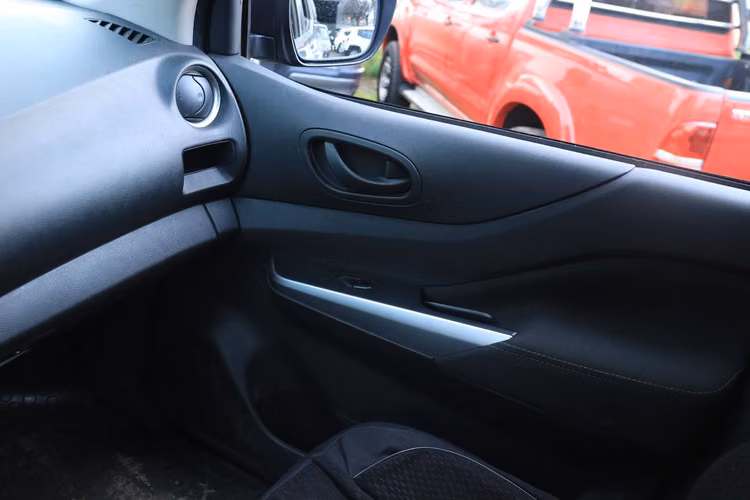 NISSAN NAVARA 2025 FULL EQUIPO 4X4 SE DIESEL MT CON AC FACTURABLE