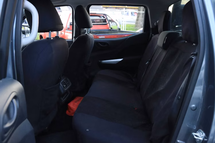 NISSAN NAVARA 2025 FULL EQUIPO 4X4 SE DIESEL MT CON AC FACTURABLE