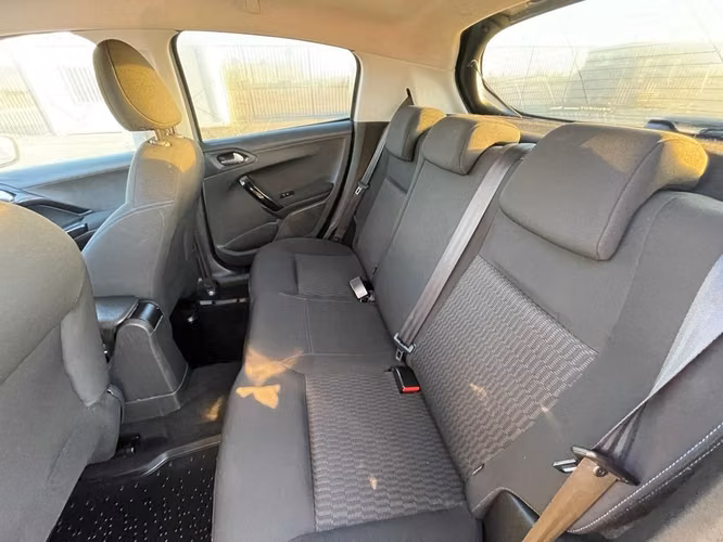 PEUGEOT 208 2021