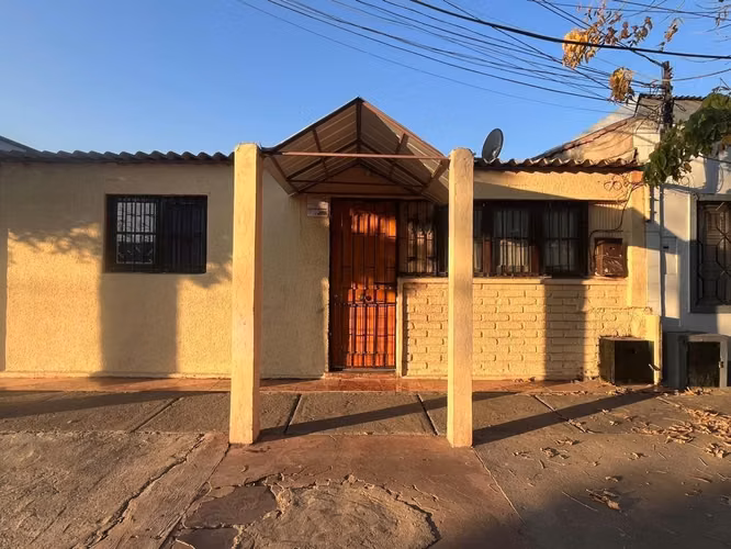 Se vende casa cercano a metro Las Rejas