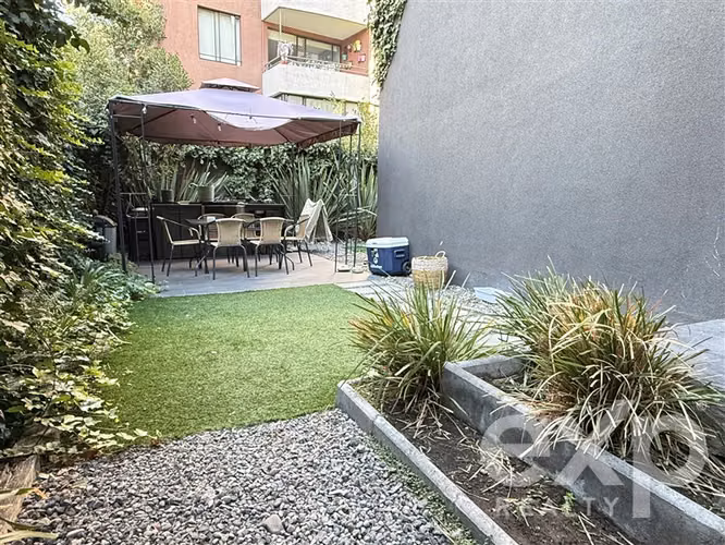 DEPARTAMENTO CON JARDIN PRIVADO Y QUINCHO
