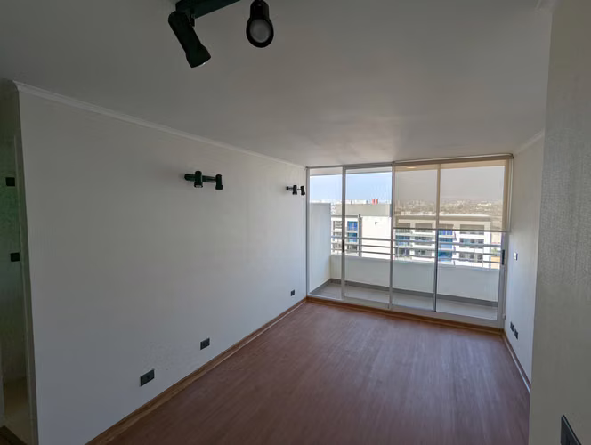 Departamento con estacionamiento y bodega. Vista al oriente despejada - Imagen 8