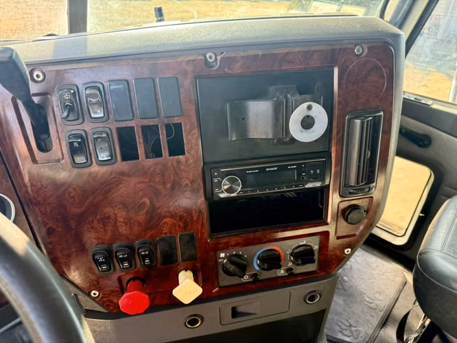 2016 Tractocamión Mack Pinnacle CXU613 – con Kit Hidráulico – Transmisión Mecánica Fuller 18 vel