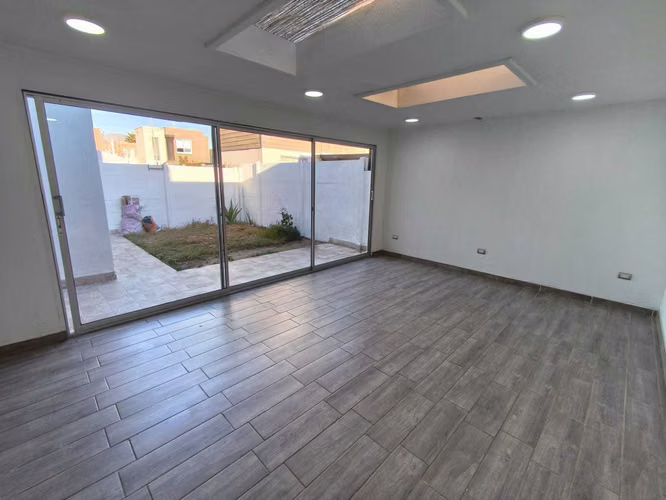 Amplia casa en condominio cerrado (173490)