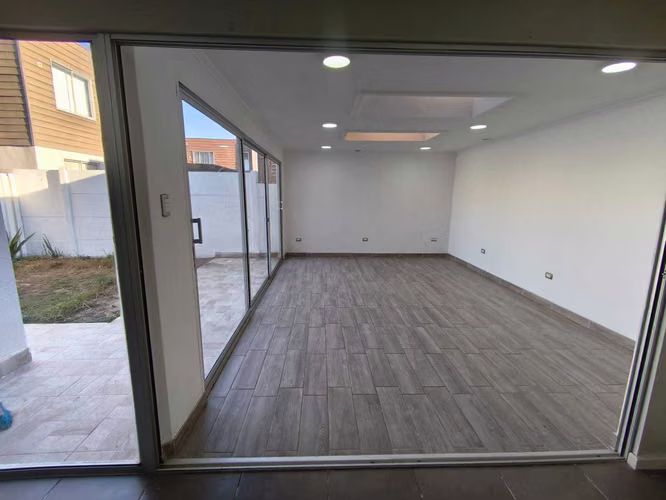 Amplia casa en condominio cerrado (173490)