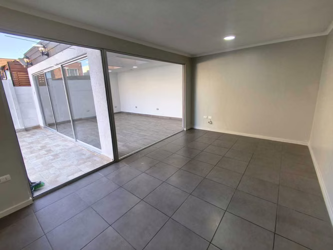 Amplia casa en condominio cerrado (173490)