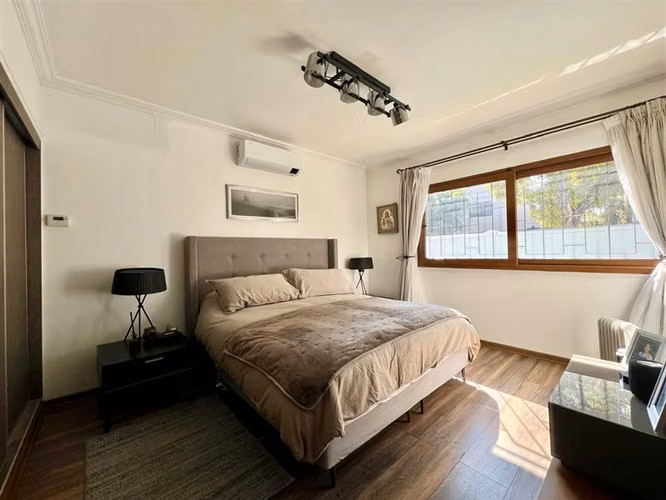 Casa en arriendo de 3 dorm., 3 baños, servicio y piscina.