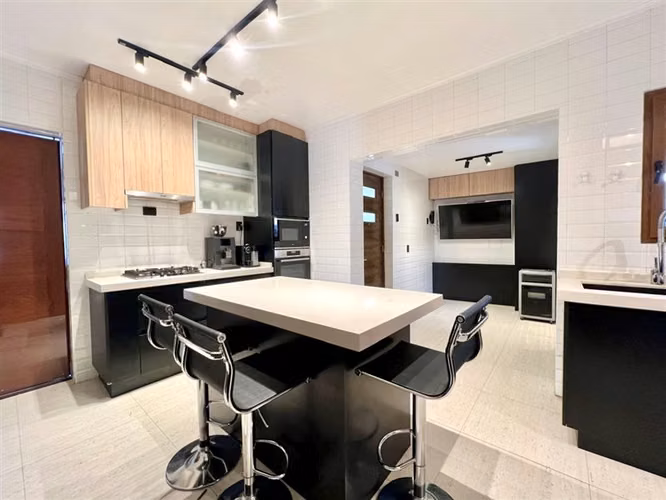 Casa en arriendo de 3 dorm., 3 baños, servicio y piscina.