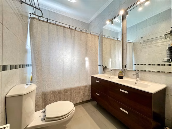 Casa en arriendo de 3 dorm., 3 baños, servicio y piscina.