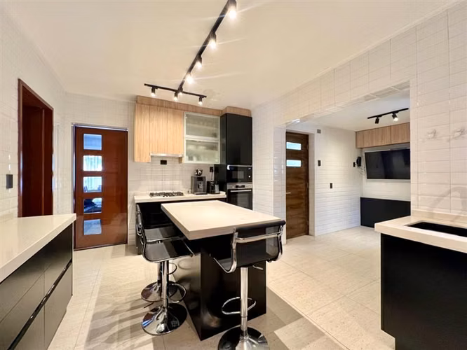 Casa en arriendo de 3 dorm., 3 baños, servicio y piscina.