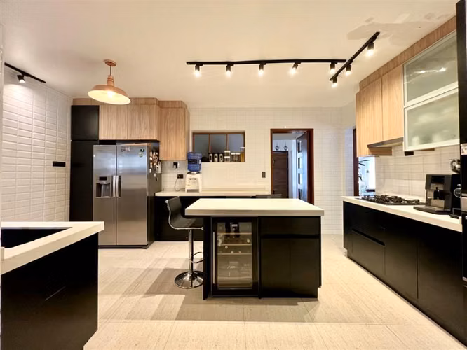 Casa en arriendo de 3 dorm., 3 baños, servicio y piscina.