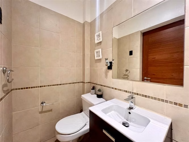 Casa en arriendo de 3 dorm., 3 baños, servicio y piscina.