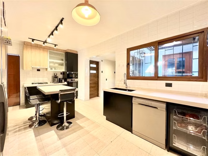 Casa en arriendo de 3 dorm., 3 baños, servicio y piscina.