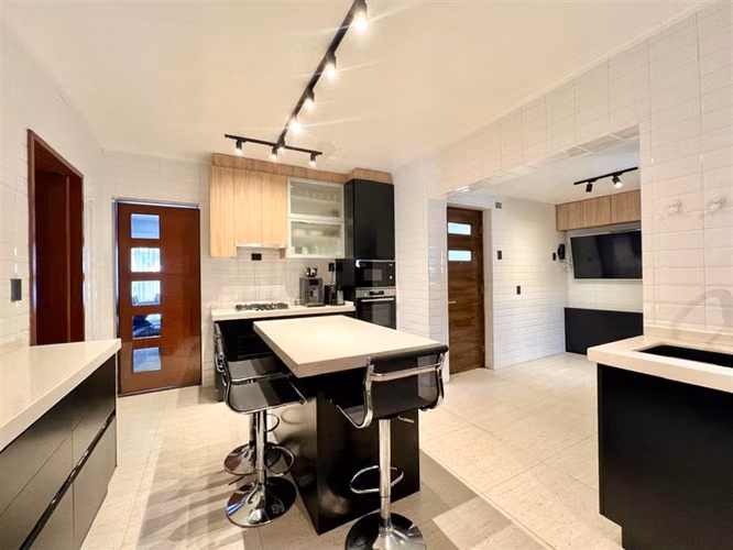 Casa en arriendo de 3 dorm., 3 baños, servicio y piscina.