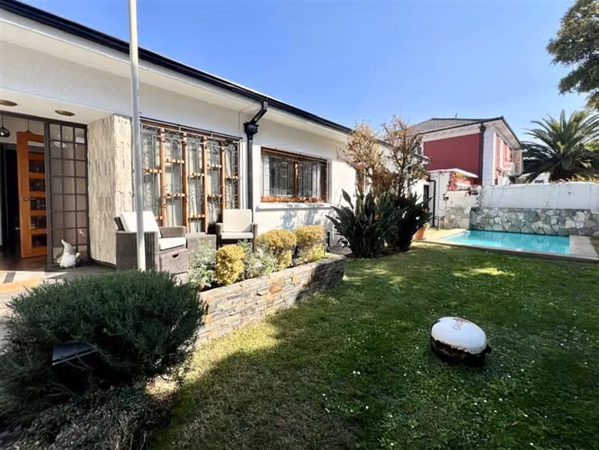 Casa en arriendo de 3 dorm., 3 baños, servicio y piscina.