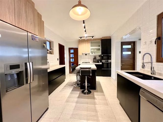 Casa en arriendo de 3 dorm., 3 baños, servicio y piscina.