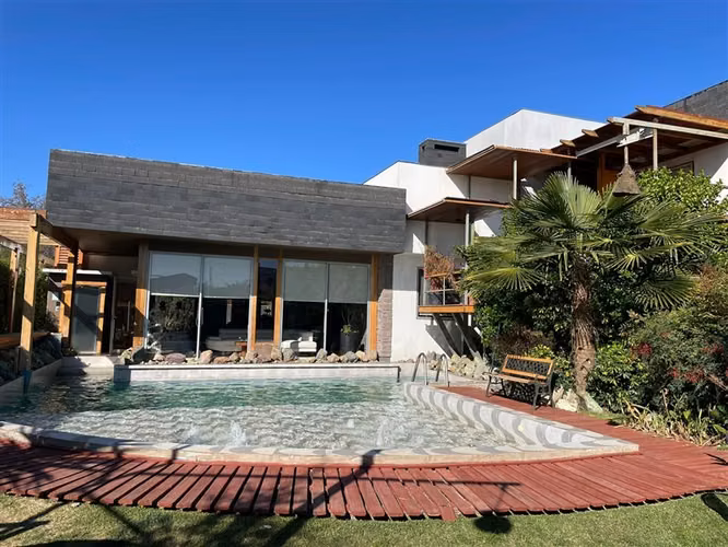 Casa en venta de 8 dorm. en Calle Larga