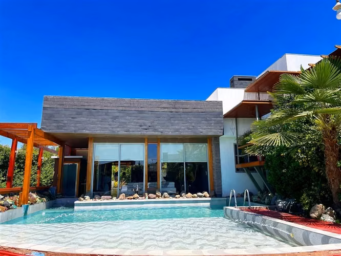 Casa en venta de 8 dorm. en Calle Larga