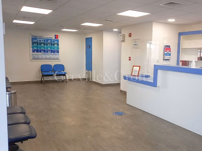 Amplio local en stripcenter Arenas de Ovall (173250)