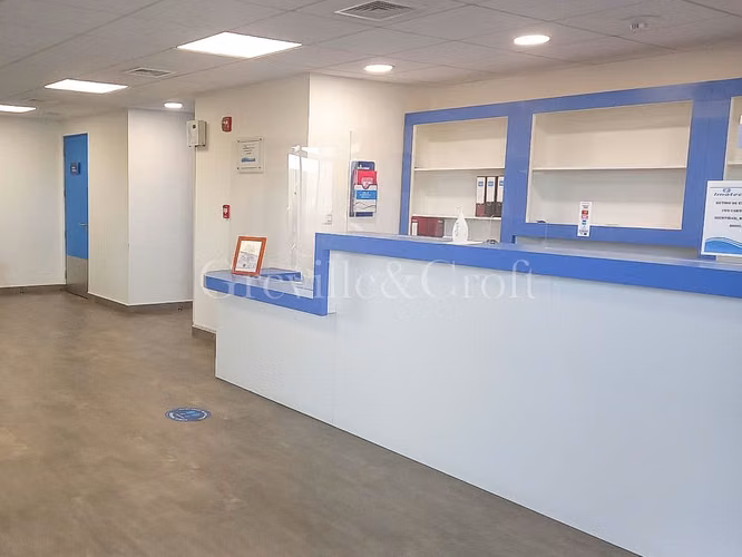 Amplio local en stripcenter Arenas de Ovall (173250)