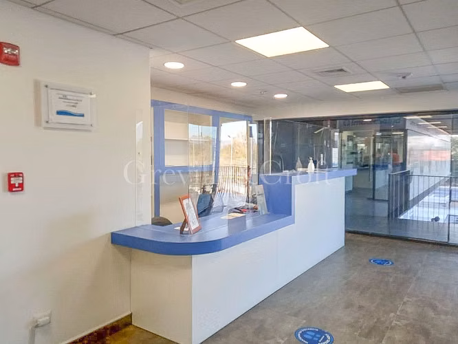 Amplio local en stripcenter Arenas de Ovall (173250)