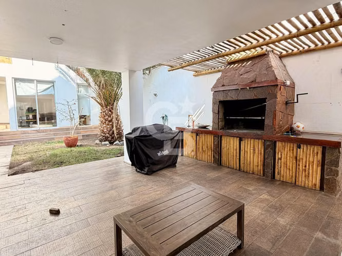 Amplia Casa Jardines Del Sur
