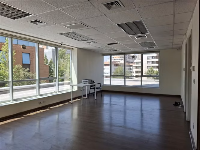 OFICINA 58 m planta libre 2 baños y kitchenette est y bod