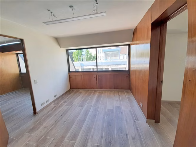 OFICINA Perez Valenzuela 2 privados 35m2 renovada Estacionamiento