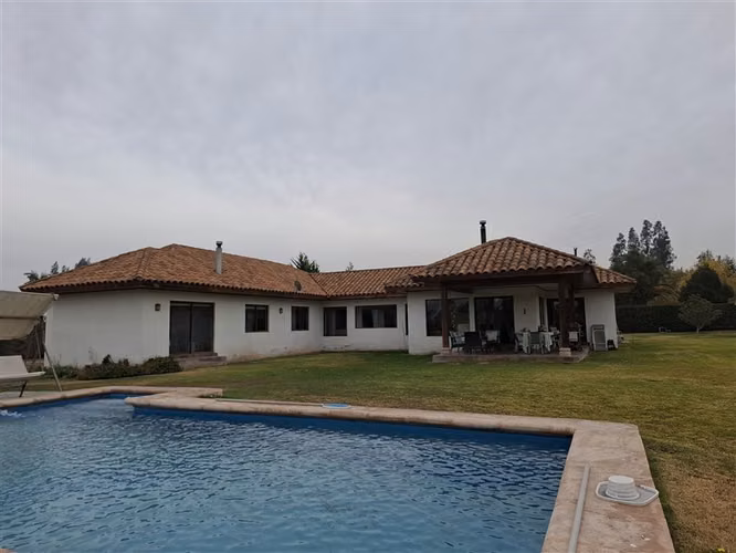 CASA 273 m2 construidos en 5000 de terreno, 4D 4B 3 est techados piscina