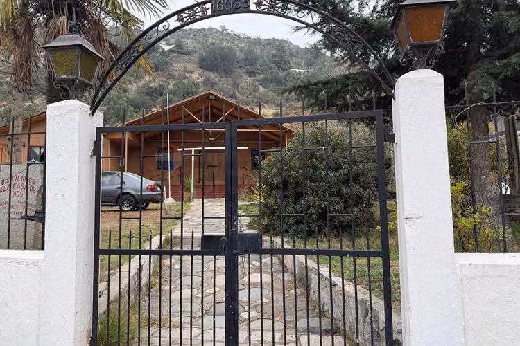 Casa y templo con vista al cerro – lo barnechea