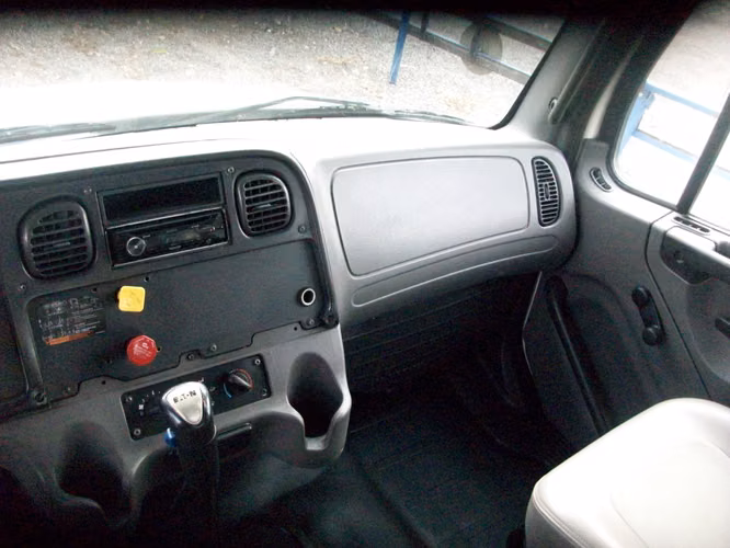 camion freightliner m2 106 doble puente fijo 2012 con litera 6X4