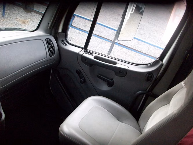 camion freightliner m2 106 doble puente fijo 2012 con litera 6X4
