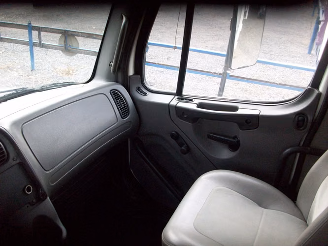 camion freightliner m2 106 doble puente fijo 2012 con litera 6X4