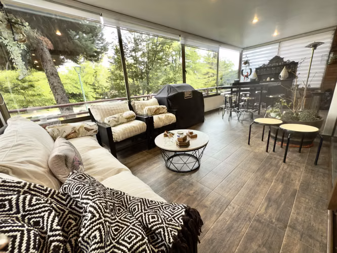 En Venta Amplio Departamento en el Huinganal/4hab./4baños+servicios /4 estacionamientos. rodeado de Naturaleza