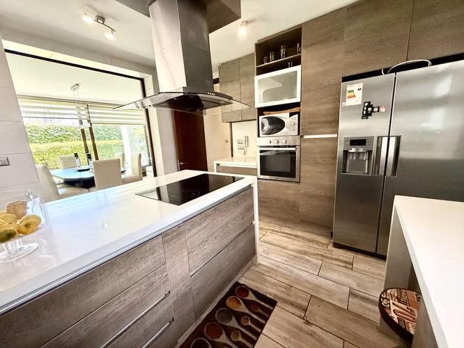 En Venta Moderno depto. de 3 hab/3 baños más servicios, con Jardín y amplio subterráneo. - Imagen 9