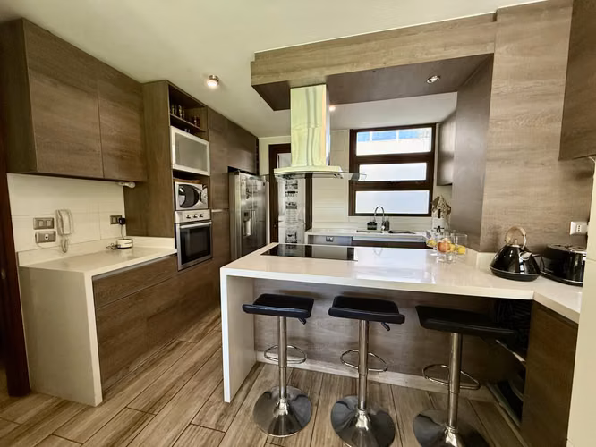 En Venta Moderno depto. de 3 hab/3 baños más servicios, con Jardín y amplio subterráneo. - Imagen 7