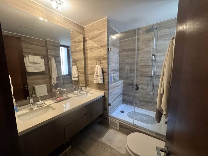 En Venta Moderno depto. de 3 hab/3 baños más servicios, con Jardín y amplio subterráneo. - Imagen 17