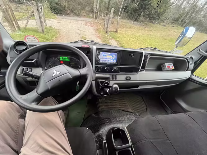 Mitsubishi Fuso 815 año 2023