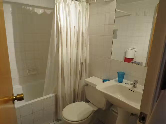 Arriendo habitación amoblada Estudiantes o profesionales jóvenes-Baño privado.