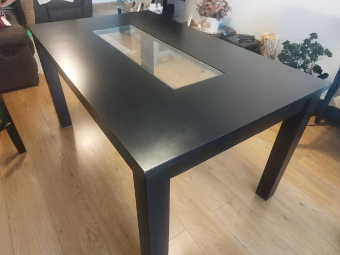 Comedor de madera (mesa) más dos sillas